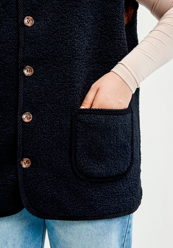 Жилет из экомеха на пуговицах шир.  580, рис. 6