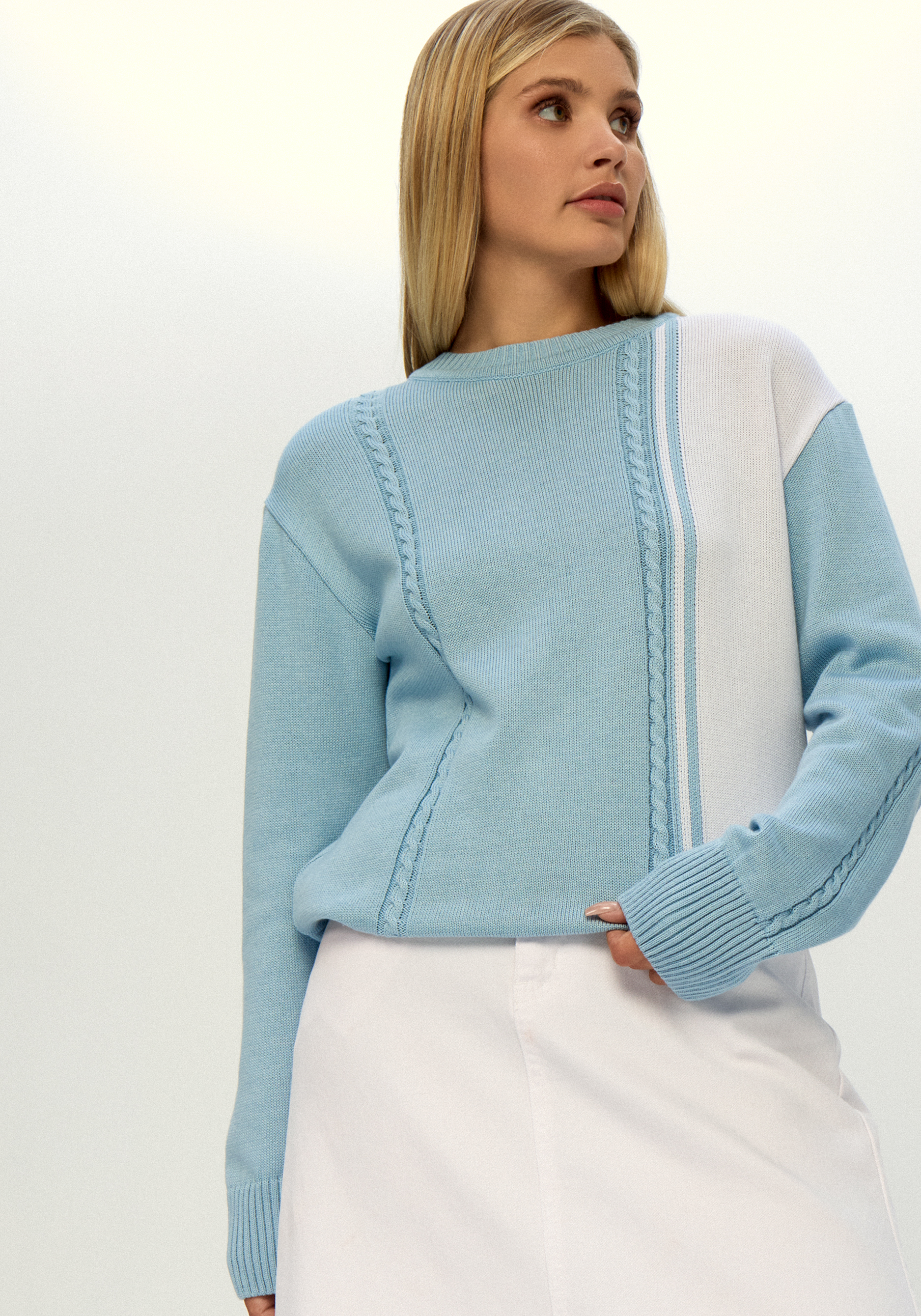 Джемпер двухцветный с косами