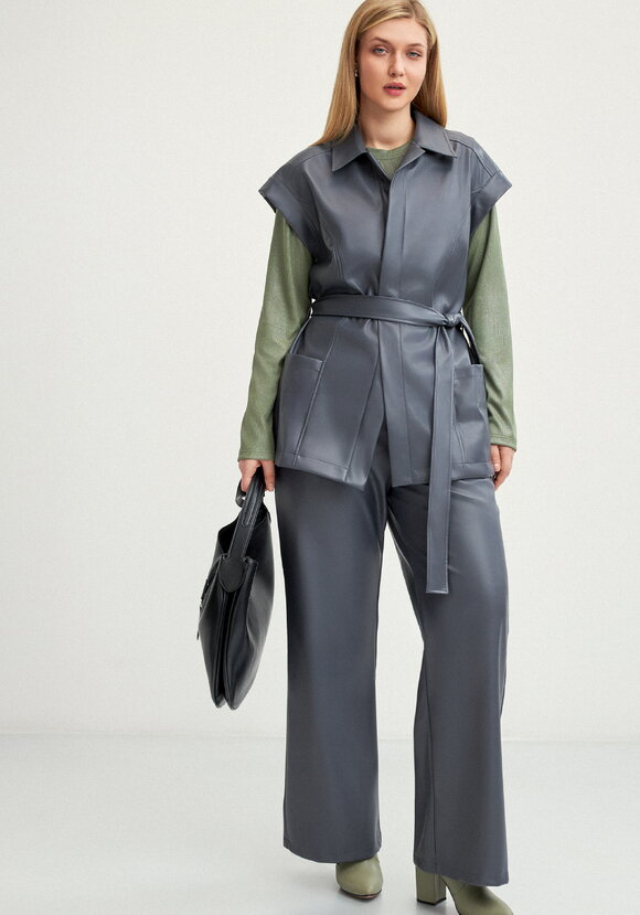 Жилет из эко-кожи на запах шир.  580, рис. 15