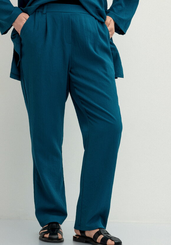 Брюки прямого кроя на резинке по поясу шир.  580, рис. 33