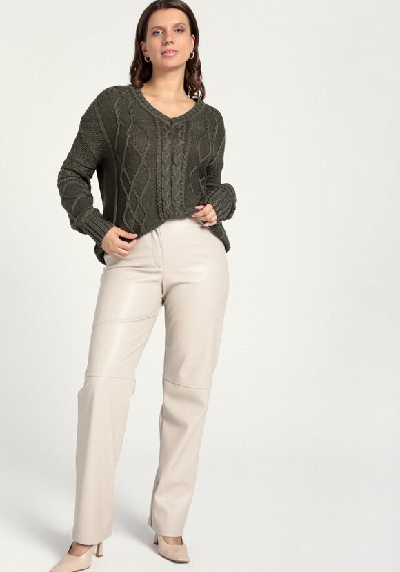 Джемпер с V-образным вырезом и косами шир.  580, рис. 28