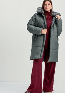 Пальто удлиненное с меховым капюшоном