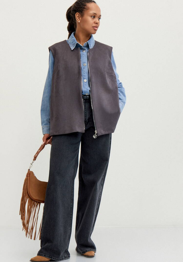 Жилет на молнии из замши шир.  750, рис. 10