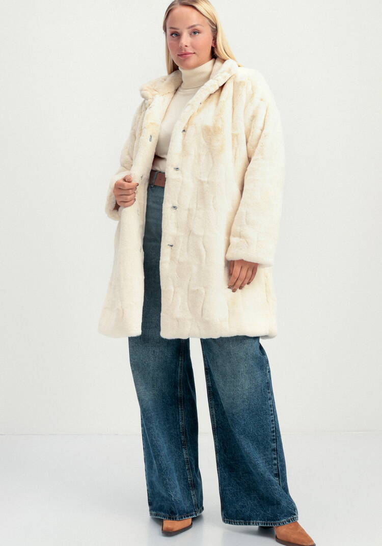 Шуба длины миди с брошью на воротнике шир.  750, рис. 11