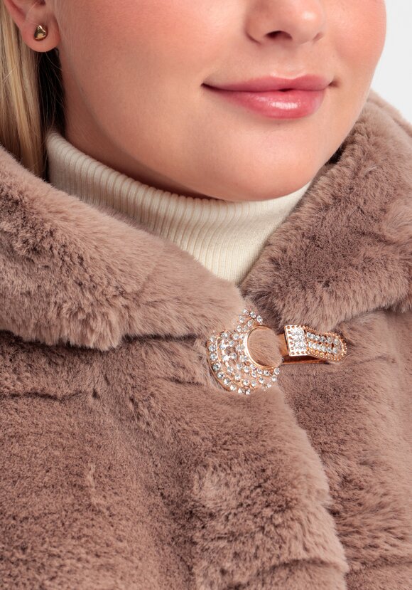 Шуба фактурная с капюшоном и брошью шир.  580, рис. 15