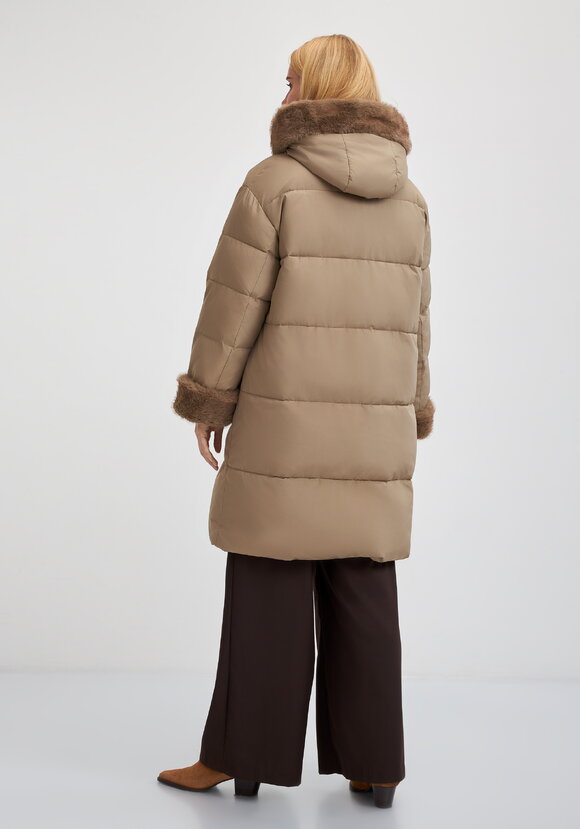 Пальто с меховой опушкой под норку шир.  580, рис. 16