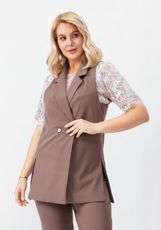 Жилет с удлиненным разрезом сбоку