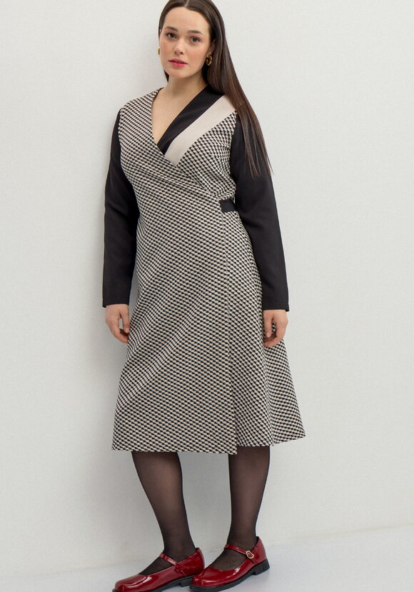 Платье на запах с V-образным вырезом шир.  580, рис. 6