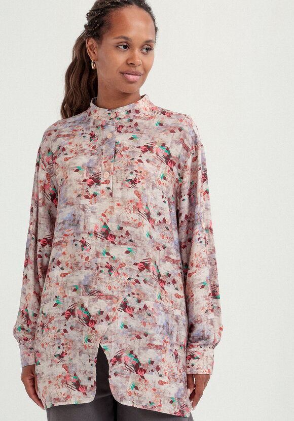 Блуза оригинального кроя с воротом стойка шир.  580, рис. 4