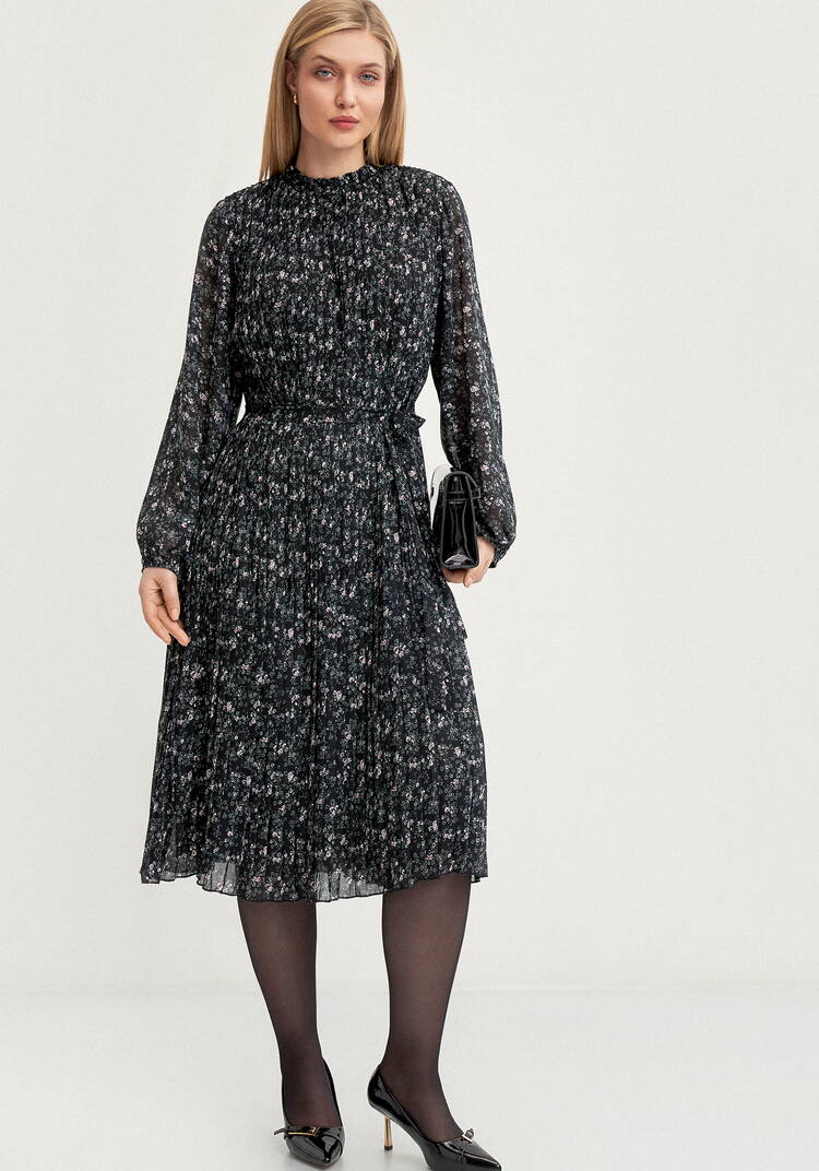 Платье гофре с рюшей по горловине шир.  750, рис. 9