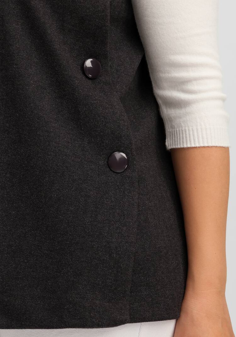 Жилет А-силуэта с дизайнерской застёжкой шир.  750, рис. 24