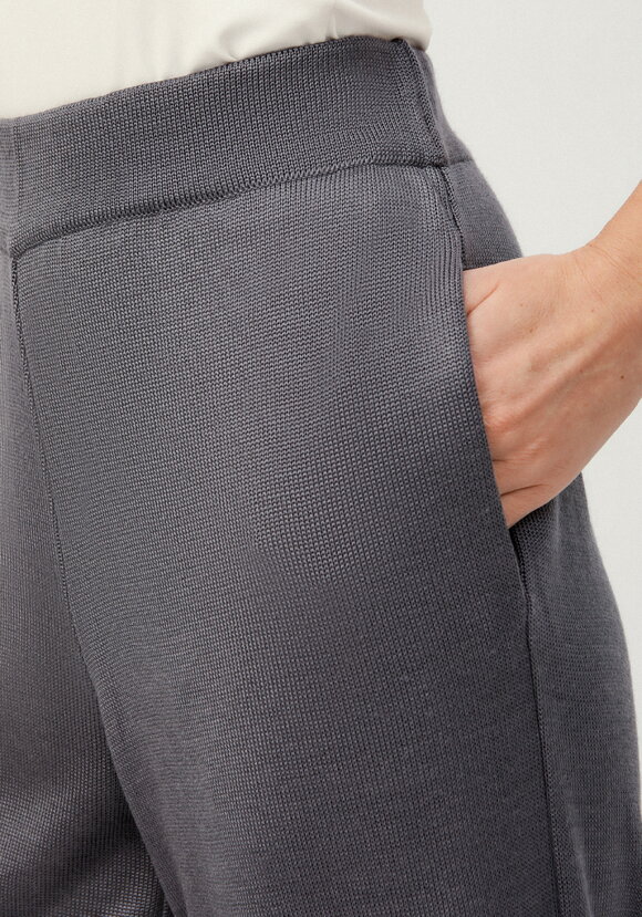 Брюки прямые свободной посадки на резинке шир.  580, рис. 20