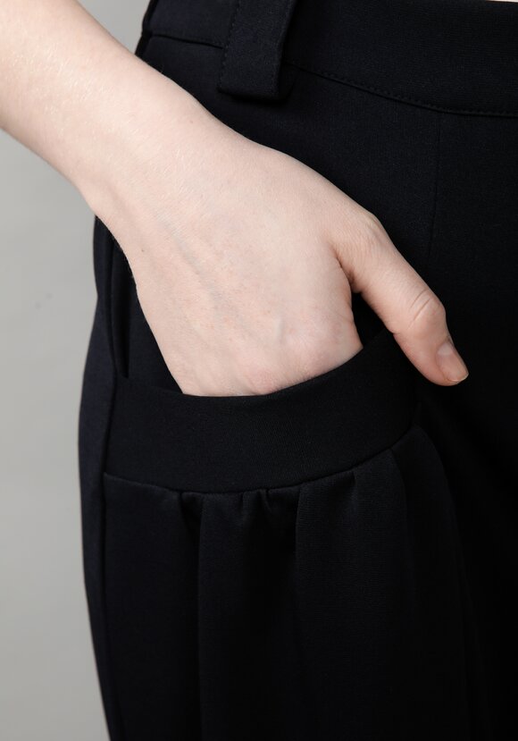 Брюки женские со сборкой на карманах шир.  580, рис. 19