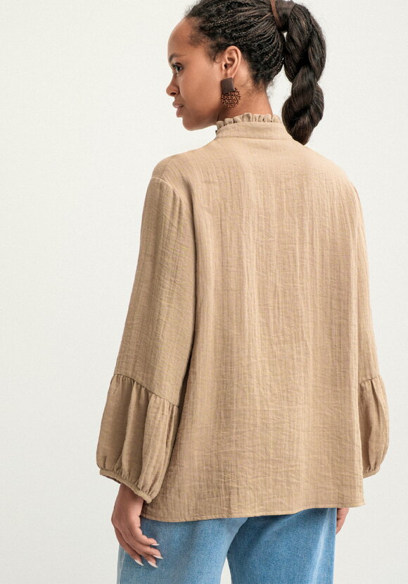 Блуза свободного кроя с рюшей по вороту шир.  580, рис. 11