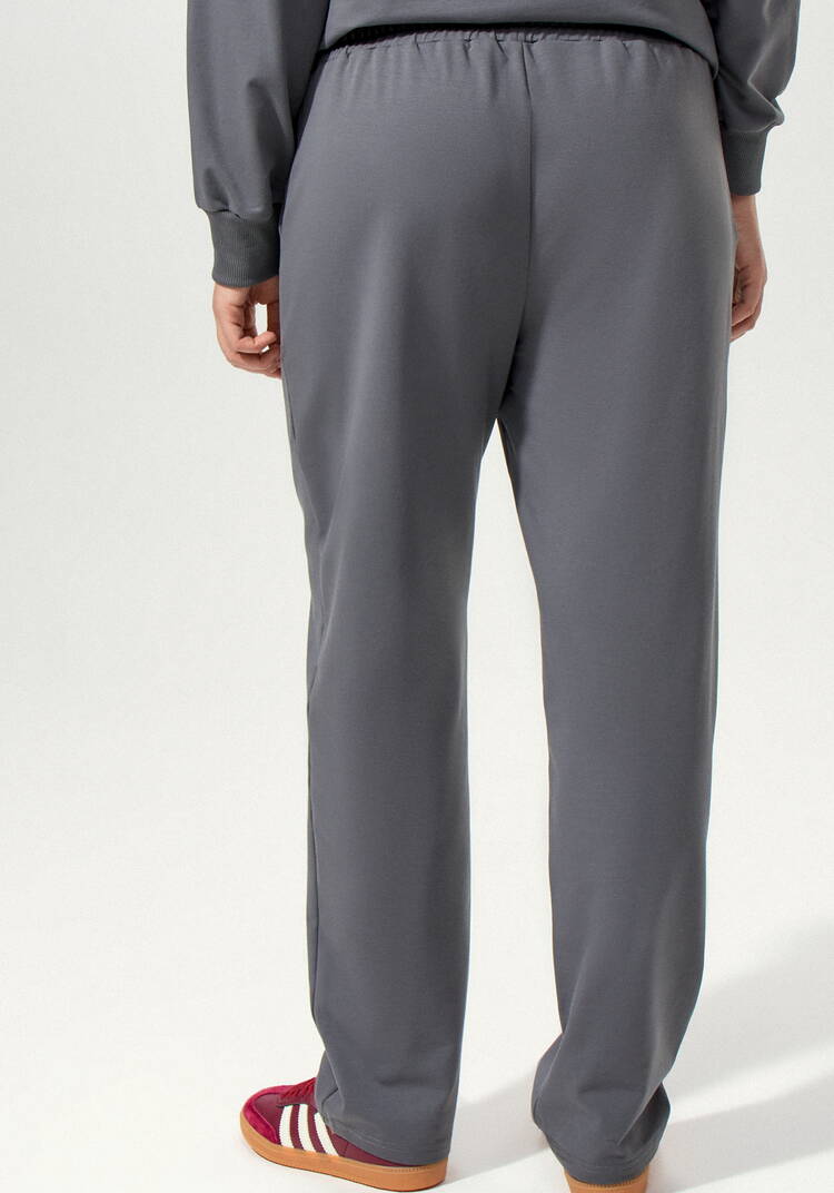 Костюм из брюк и свитшота с принтом на  груди шир.  750, рис. 7