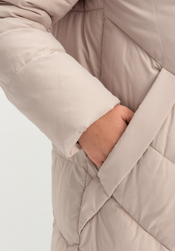 Пуховик стеганый свободного кроя с капюшоном шир.  580, рис. 61