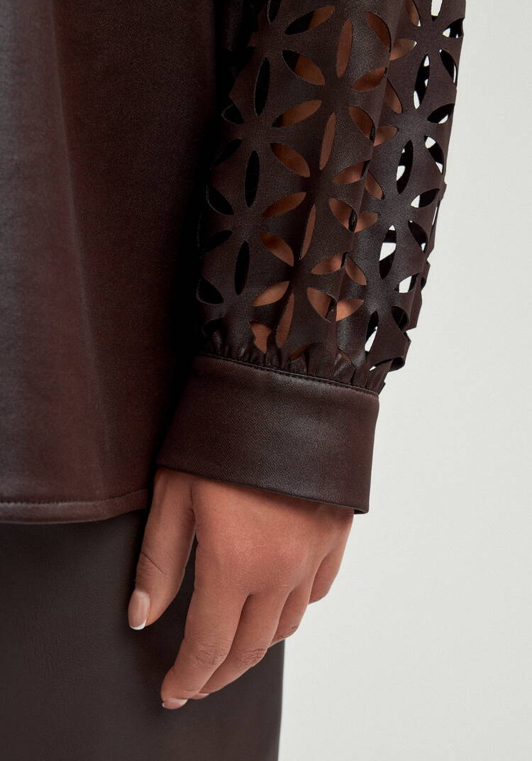 Блуза с перфорацией на рукавах шир.  750, рис. 13