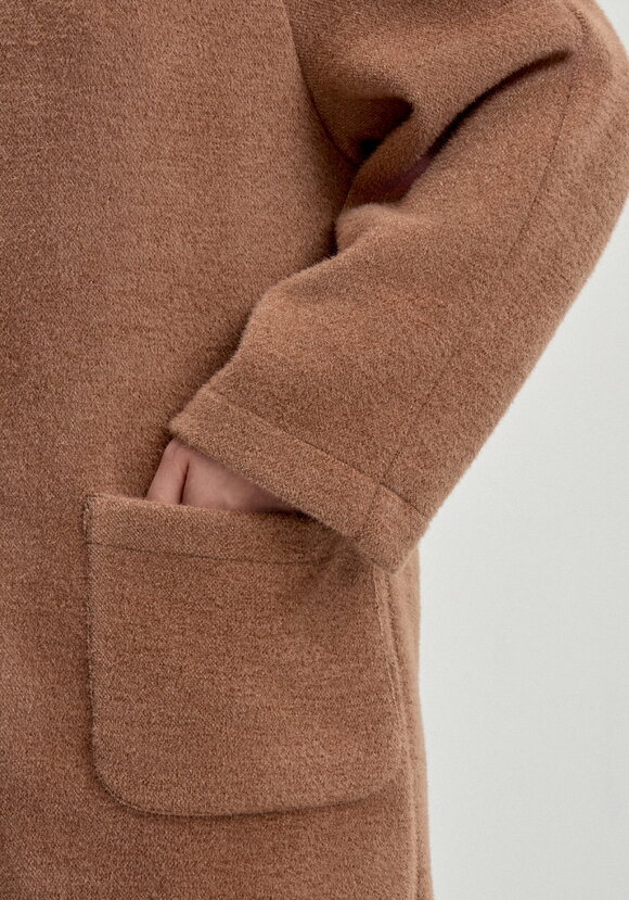 Жакет пушистый с капюшоном на пуговицах шир.  580, рис. 27