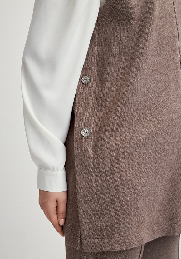 Жилет с боковыми пуговицами на молнии шир.  580, рис. 14