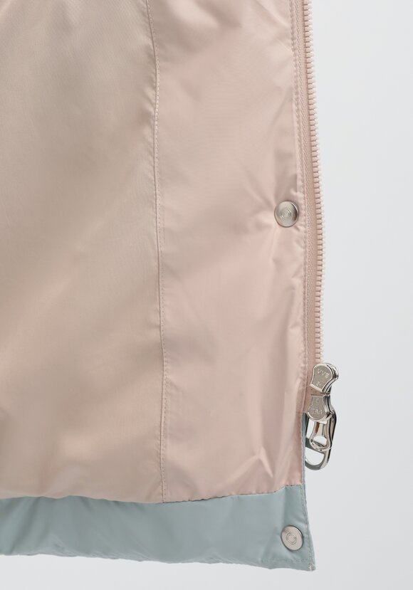 Пуховик стеганый с контрастным капюшоном шир.  580, рис. 18