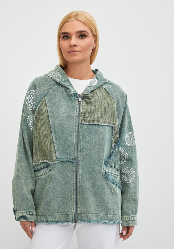 Куртка джинсовая с нашивками Ванесса шир.  580, рис. 17