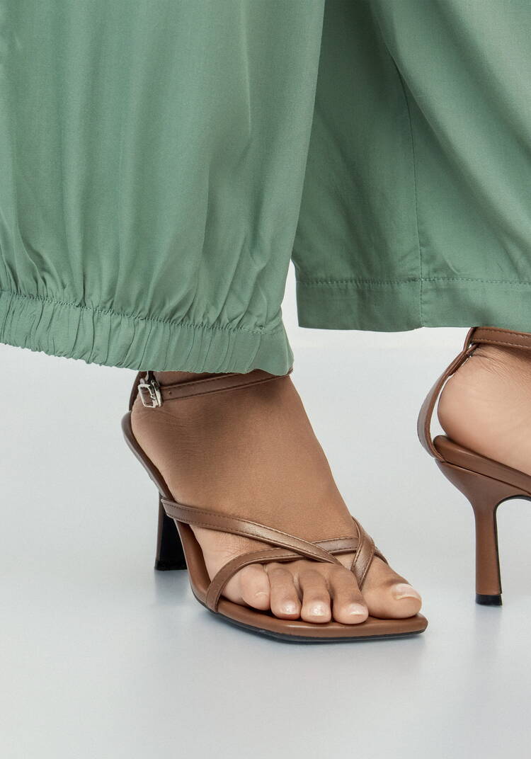 Брюки свободные с эластичной лентой по низу шир.  750, рис. 14