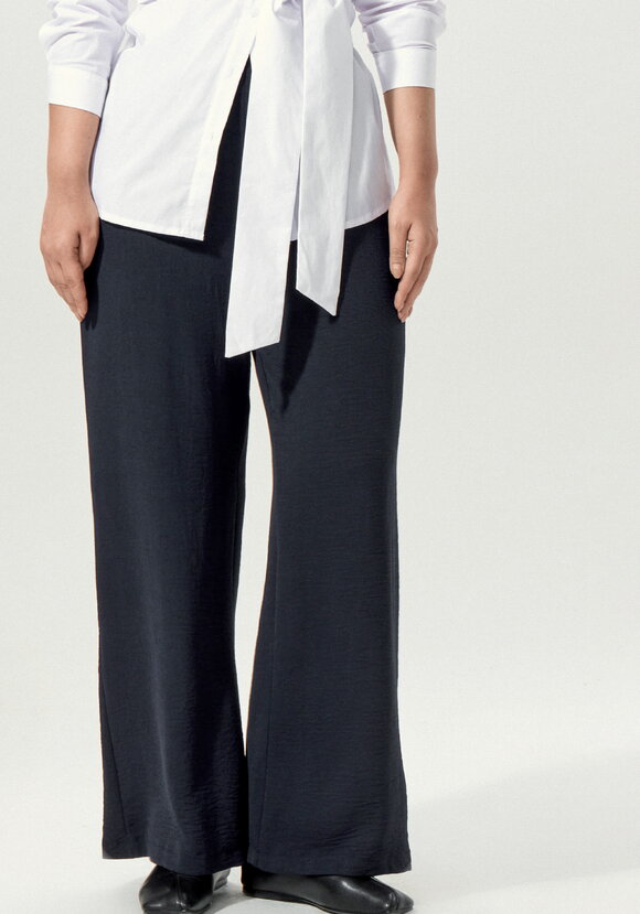 Брюки свободные на резинке по поясу шир.  580, рис. 23