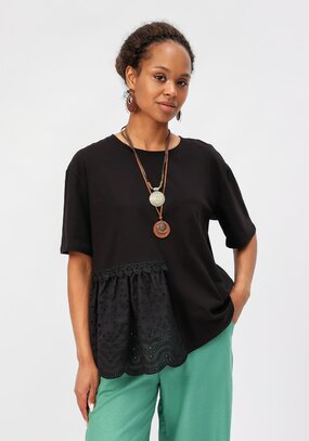 Блуза свободного кроя с вставкой из шитья