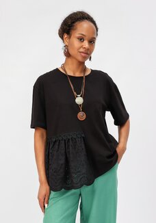 Блуза свободного кроя с вставкой из шитья