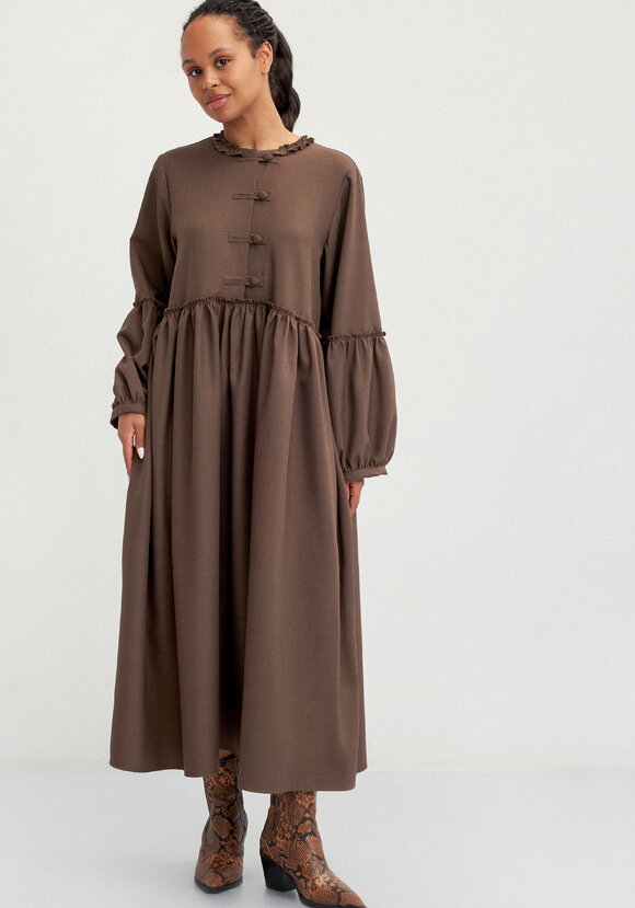 Платье с обьемными рукавами шир.  580, рис. 12