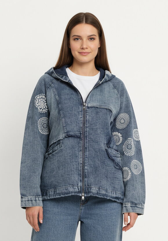 Куртка джинсовая с нашивками Ванесса шир.  580, рис. 4