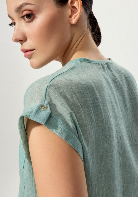 Блуза с коротким рукавом и карманом на груди шир.  580, рис. 30