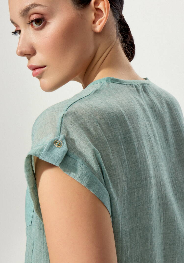 Блуза с коротким рукавом и карманом на груди шир.  750, рис. 30