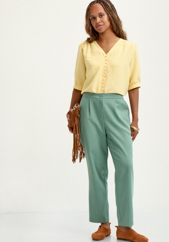 Брюки изо льна  прямые  с резинкой по поясу шир.  580, рис. 16