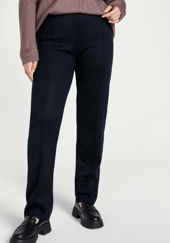 Брюки прямые зауженные книзу на резинке шир.  580, рис. 23