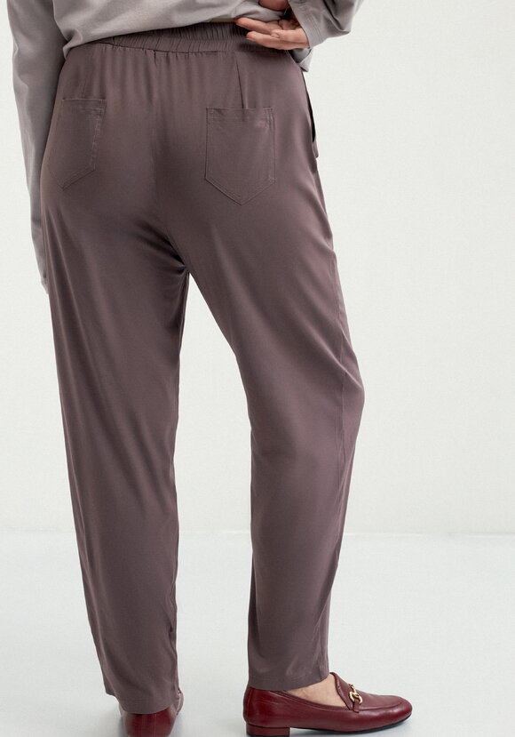 Брюки зауженные с декором из пуговиц шир.  580, рис. 24