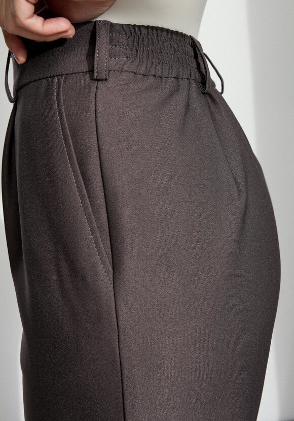 Брюки прямые из костюмной ткани шир.  580, рис. 17