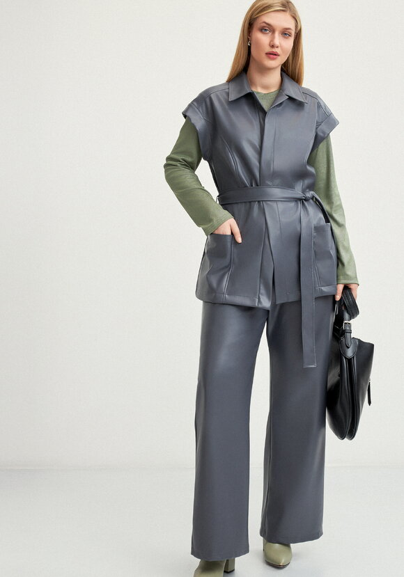 Жилет из эко-кожи на запах шир.  580, рис. 10