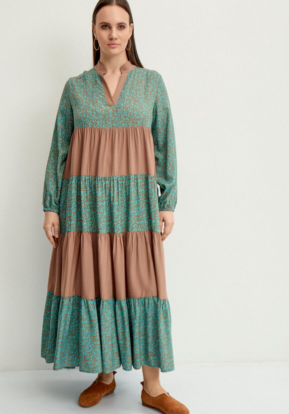 Платье с ярусами и V-образным вырезом шир.  580, рис. 27