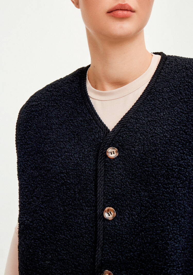 Жилет из экомеха на пуговицах шир.  750, рис. 5