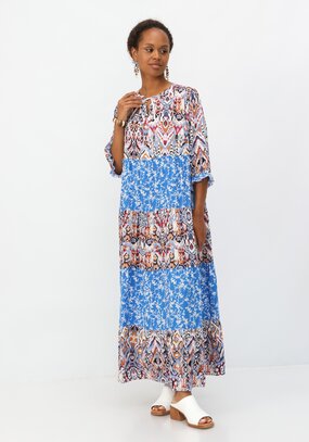 Платье с ярусами и комбинированным принтом