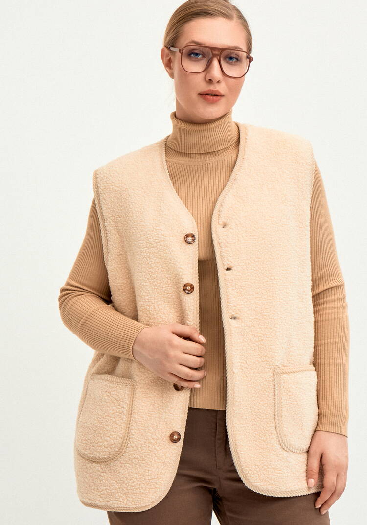 Жилет из экомеха на пуговицах шир.  750, рис. 17