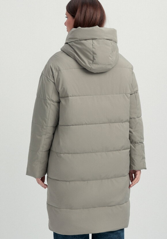 Пуховик стеганый с асимметричными карманами шир.  580, рис. 33