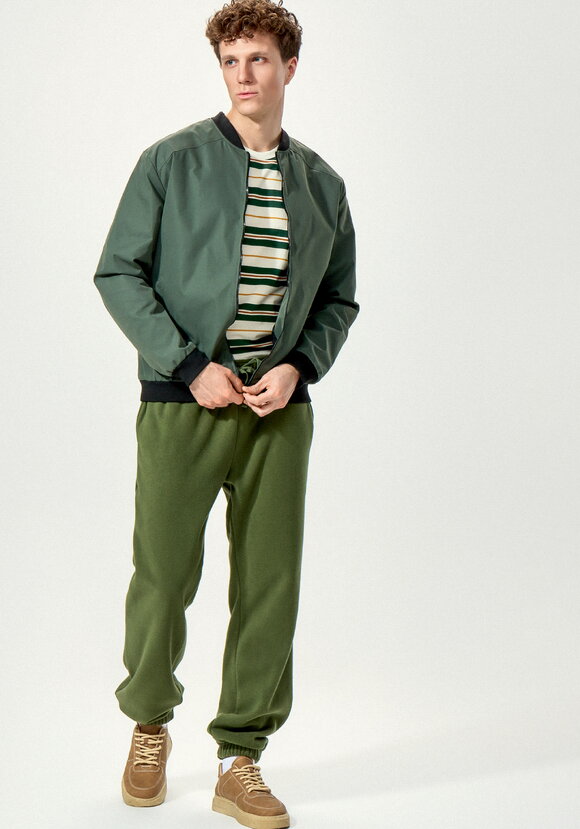 Брюки джоггеры на резинке по низу шир.  580, рис. 1