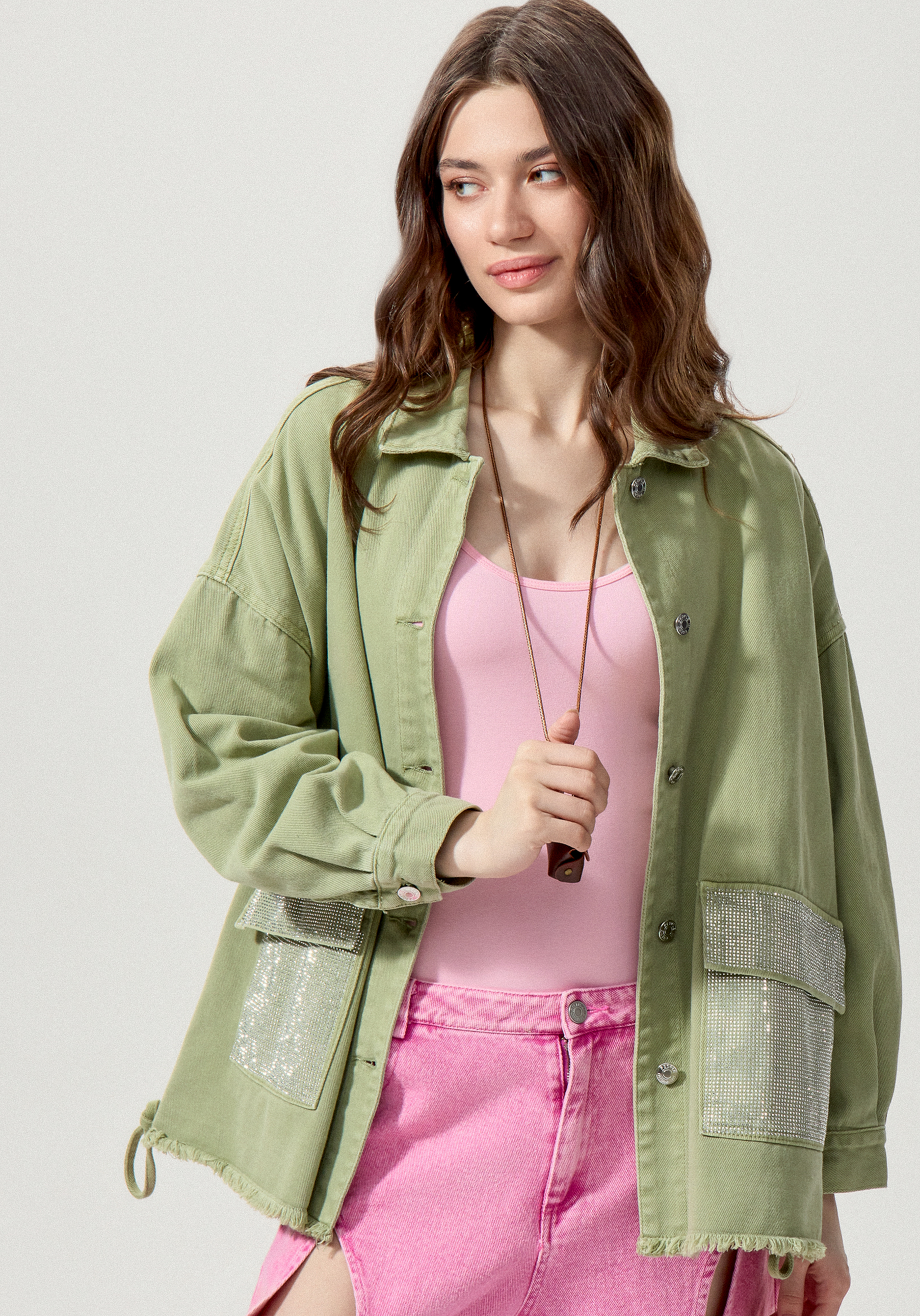 Джинсовая куртка со стразами на карманах 1699₽