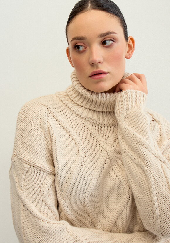 Свитер с объемными ромбами шир.  580, рис. 41