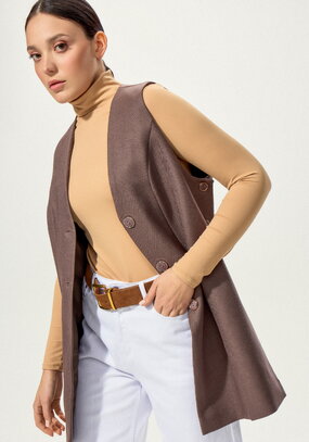 Жилет на пуговицах с разрезами по бокам