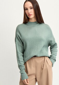 Джемпер с горлом и со спущенным плечом