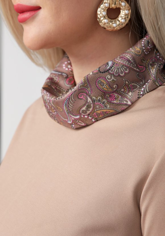 Джемпер с контрастным воротником хомут шир.  580, рис. 4