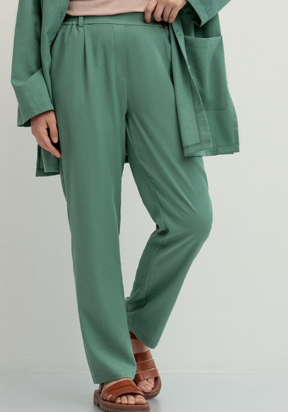 Брюки прямого кроя на резинке по поясу шир.  580, рис. 13